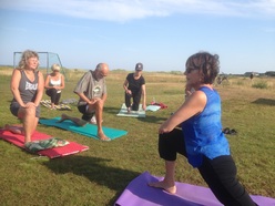 sommarkurs i yoga på stranden i Rosendal