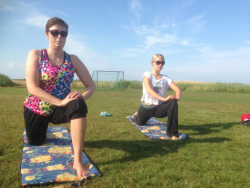 Yoga på stranden i Rosedal